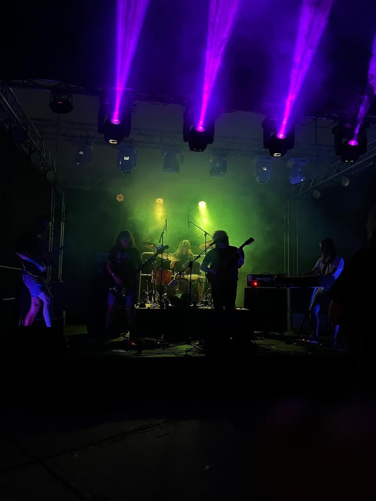 Live auf der Bühne bei Nacht, MV, Quaduxenbarg, 2025, TeteRock