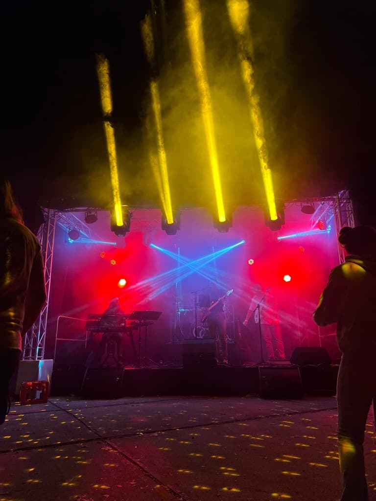 Lichtshow bei Nacht auf dem TeteRock, Quaduxenbarg, MV, Wismar, 2025